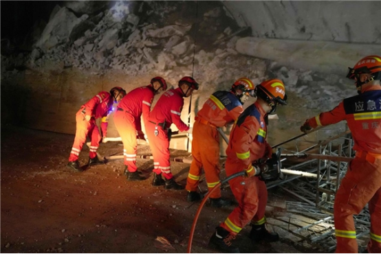 03 渝萬(wàn)高鐵隧道火災(zāi)及坍塌事故 綜合應(yīng)急演練在站前8標(biāo)成功舉行764.png